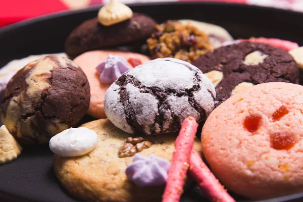 Plato con galletas y pan de jengibre primer plano — Foto de Stock