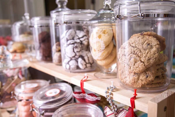 Varios pasteles y galletas en un café en el mostrador — Foto de Stock