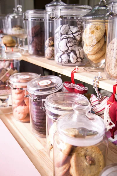 Varios pasteles y galletas en un café en el mostrador — Foto de Stock