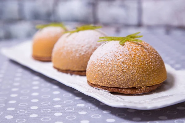 Mini pasteles de mousse cubiertos con terciopelo de chocolate amarillo — Foto de Stock