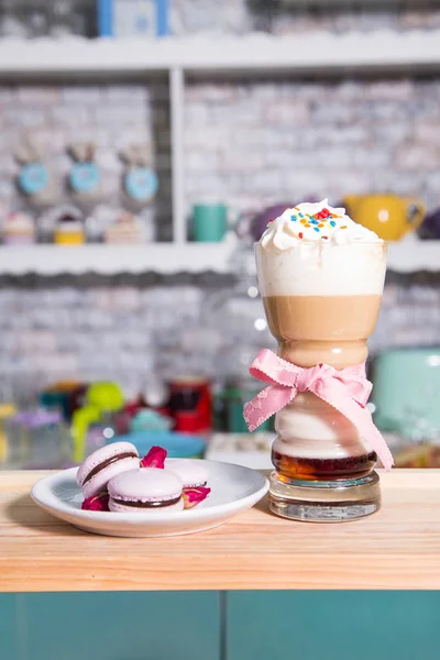 Café con leche de caramelo helado en un vaso alto con almíbar y crema batida. — Foto de Stock