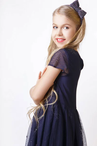 Niña rubia posando en estudio sobre fondo blanco — Foto de Stock