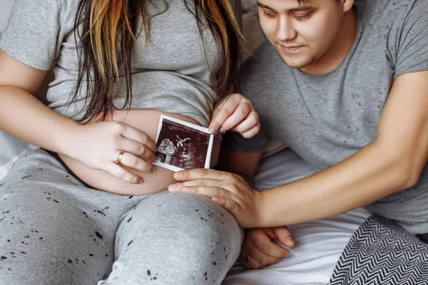 Jovem feliz casal grávida no quarto em casa — Fotografia de Stock