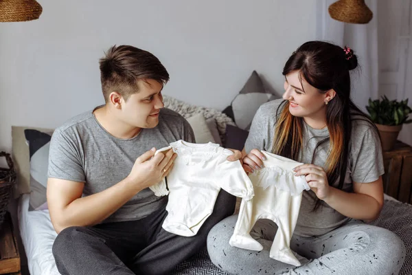 Jovem feliz casal grávida no quarto em casa — Fotografia de Stock