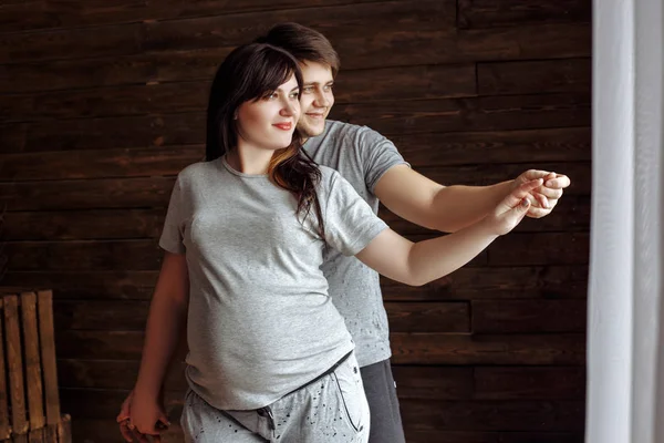 Jovem casal amoroso. Menina grávida — Fotografia de Stock