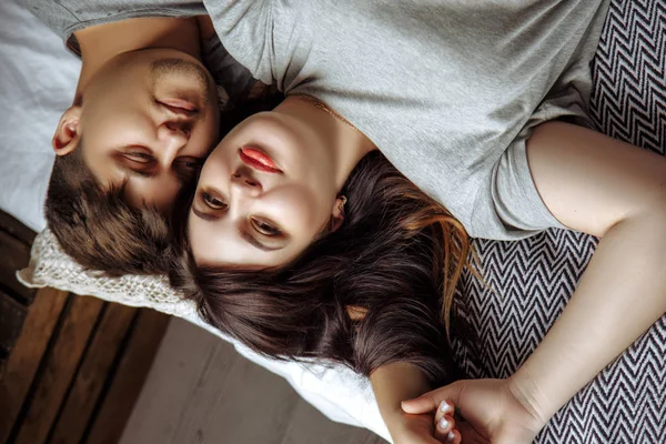 Feliz joven embarazada pareja en el dormitorio en casa — Foto de Stock