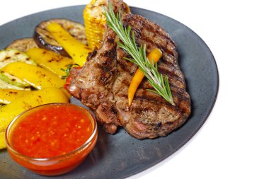 garnitür sebze ile kemik üzerinde ızgara et