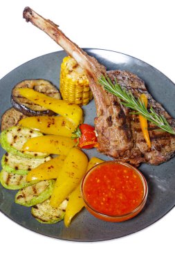 garnitür sebze ile kemik üzerinde ızgara et