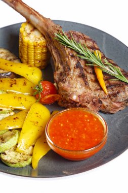 garnitür sebze ile kemik üzerinde ızgara et