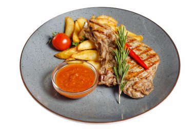 Beyaz arka plan üzerinde izole patates garnitür ile kızarmış et