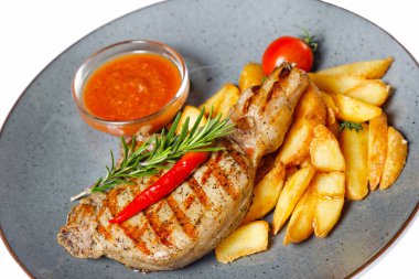 Beyaz arka plan üzerinde izole patates garnitür ile kızarmış et