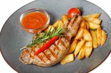 Beyaz arka plan üzerinde izole patates garnitür ile kızarmış et