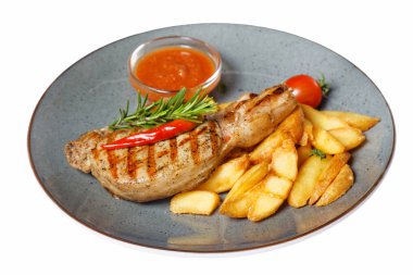 Beyaz arka plan üzerinde izole patates garnitür ile kızarmış et