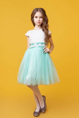 Küçük kız modeli Studio Sarı zemin üzerine