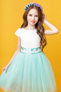 Küçük kız modeli Studio Sarı zemin üzerine