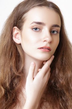 Beyaz bir arka plan üzerinde stüdyoda bir genç kız portresi