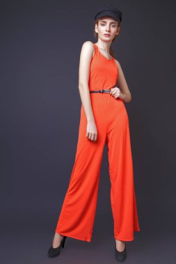 Genç kız modeli Studio siyah arka plan üzerine