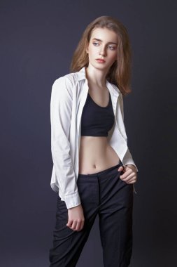 Genç kız modeli Studio siyah arka plan üzerine