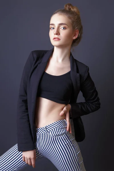 Chica joven modelo en estudio sobre fondo negro — Foto de Stock