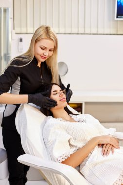 Güzellik salonunda kozmetoloji prosedürlerinde güzel bir kız.