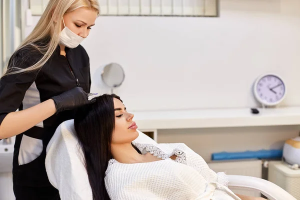 Schönes Mädchen im Schönheitssalon bei kosmetischen Eingriffen — Stockfoto