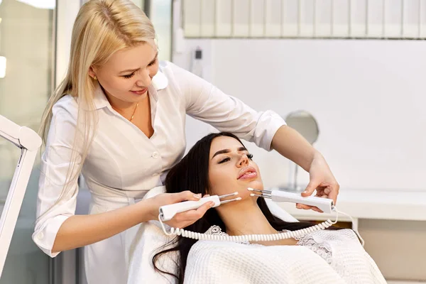 Beautiful girl in a beauty salon at cosmetology procedures — Stock Photo, Image