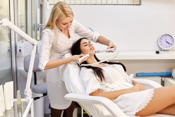 Beautiful girl in a beauty salon at cosmetology procedures — Stock Photo, Image