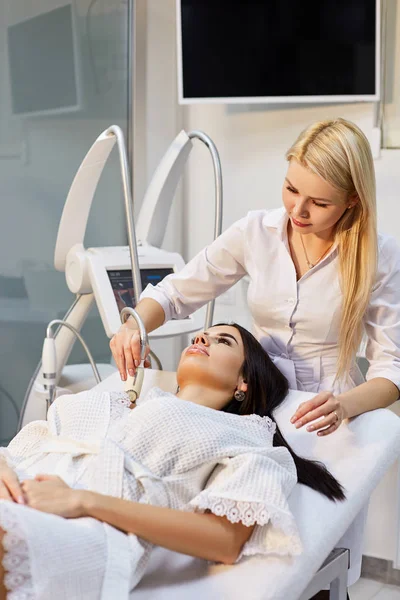 Hermosa chica en un salón de belleza en los procedimientos de cosmetología — Foto de Stock