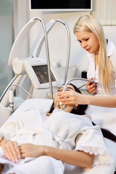 Beautiful girl in a beauty salon at cosmetology procedures — Stock Photo, Image