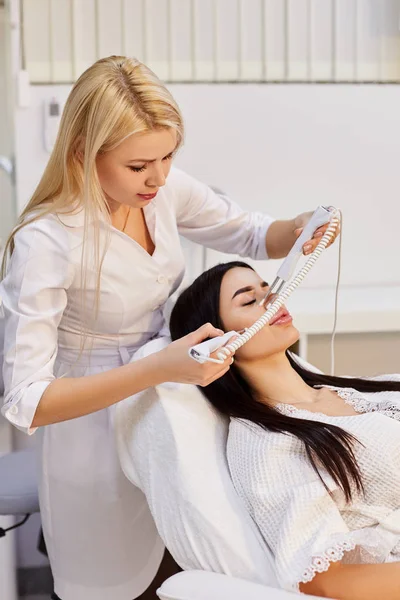 Beautiful girl in a beauty salon at cosmetology procedures — Stock Photo, Image