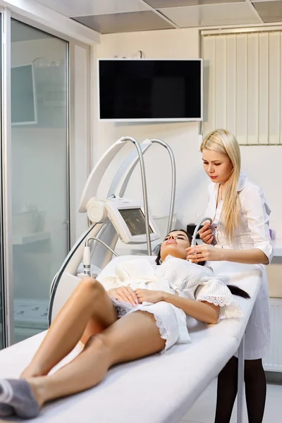 Beautiful girl in a beauty salon at cosmetology procedures — Stock Photo, Image