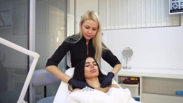 Piękna dziewczyna w salonie piękności na zabiegach kosmetologicznych — Wideo stockowe