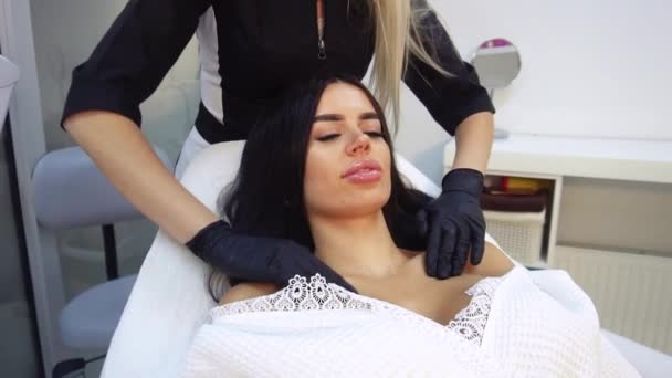 Красивая девушка в салоне красоты на косметологических процедурах — стоковое видео