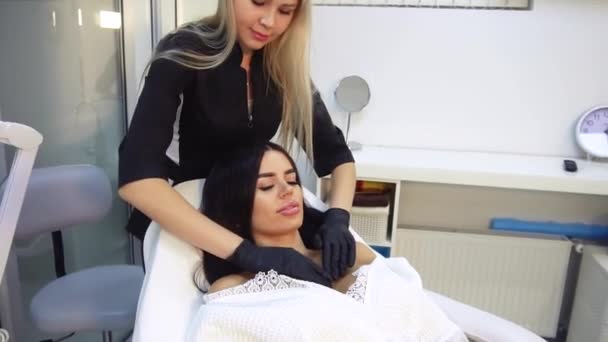 Красивая девушка в салоне красоты на косметологических процедурах — стоковое видео