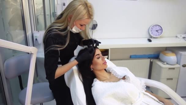 Hermosa chica en un salón de belleza en los procedimientos de cosmetología — Vídeos de Stock