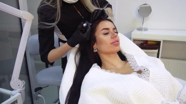 Vacker flicka i en skönhetssalong på kosmetologi förfaranden — Stockvideo