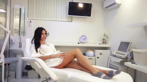 Belle fille dans un salon de beauté aux procédures de cosmétologie — Video