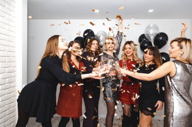 Şampanya ve balolarla kadın partisi