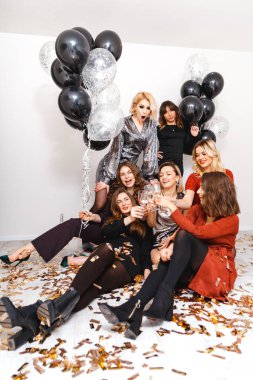 Şampanya ve balolarla kadın partisi