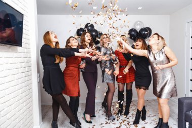 Şampanya ve balolarla kadın partisi