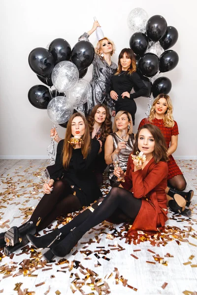 Fête des femmes avec champagne et boules — Photo