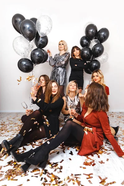 Fête des femmes avec champagne et boules — Photo