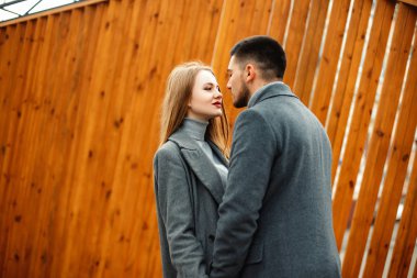 Kürklü sevimli çift cadde boyunca yürür.