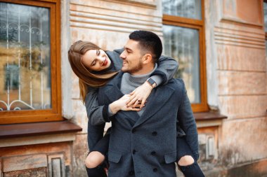 Kürklü sevimli çift cadde boyunca yürür.