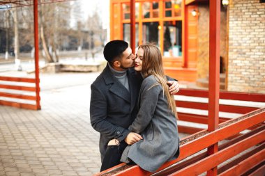 Kürklü sevimli çift cadde boyunca yürür.