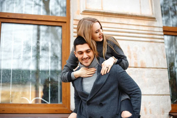 Liebespaar im Mantel spaziert die Straße entlang — Stockfoto