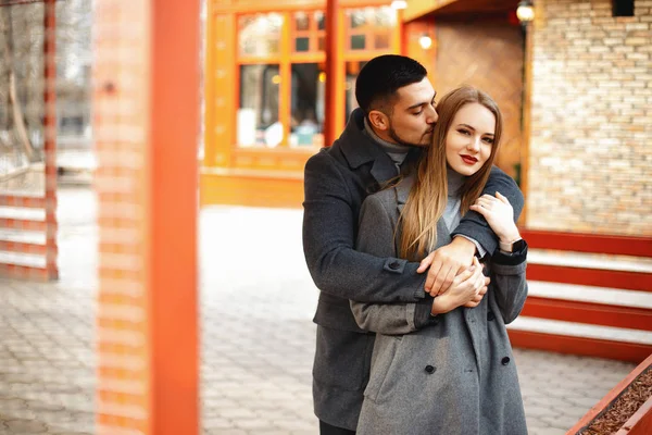 Milující pár v kabátě procházka po ulici — Stock fotografie