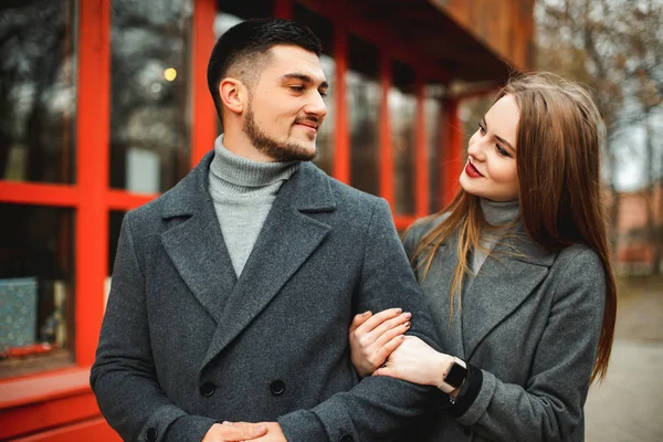 Pareja cariñosa en un abrigo caminar por la calle —  Fotos de Stock