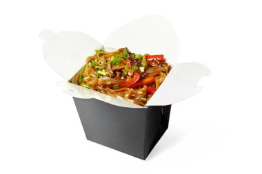 Beyaz arka planda izole edilmiş sebzeli Tayland erişteli gri kutu.