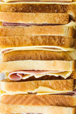 Jambonlu peynirli sandviç